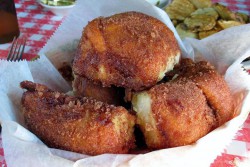 Панирани пилешки рула с гъби и синьо сирене