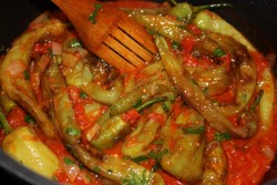 Пържени чушки с доматен сос