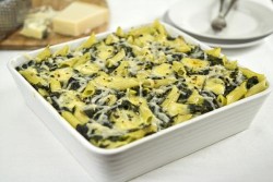 Макарони с топено сирене, спанак и орехи
