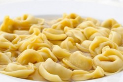 Домашни тортелини с кайма